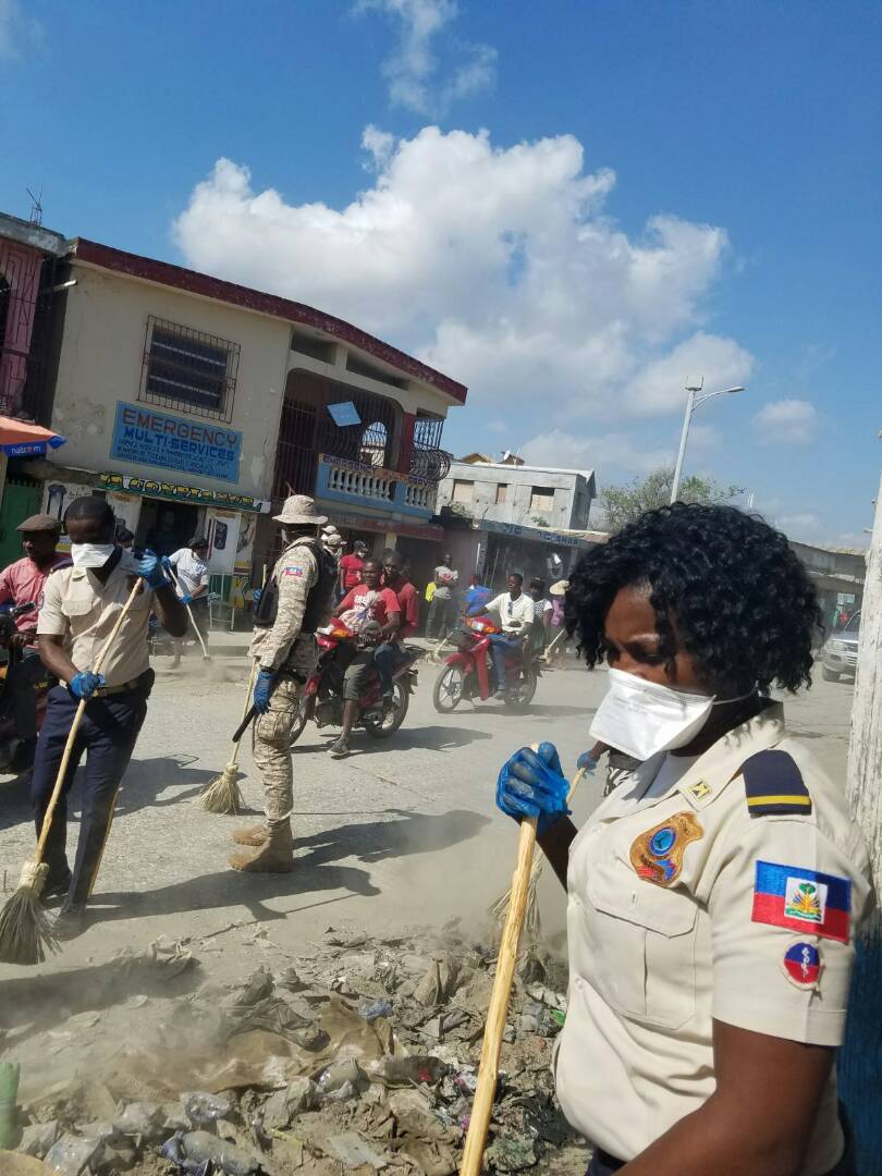 La PNH fête le 1er Mai à Port-de-Paix par une opération de nettoyage post thumbnail image