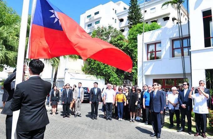 Drapeau taïwanais descendu mercredi du mât de l’édifice de son ambassade à Santo Domingo post thumbnail image