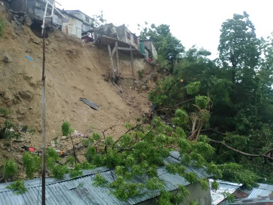 Haïti-Météo: Un glissement de terrain détruit plusieurs maisons à PAP post thumbnail image