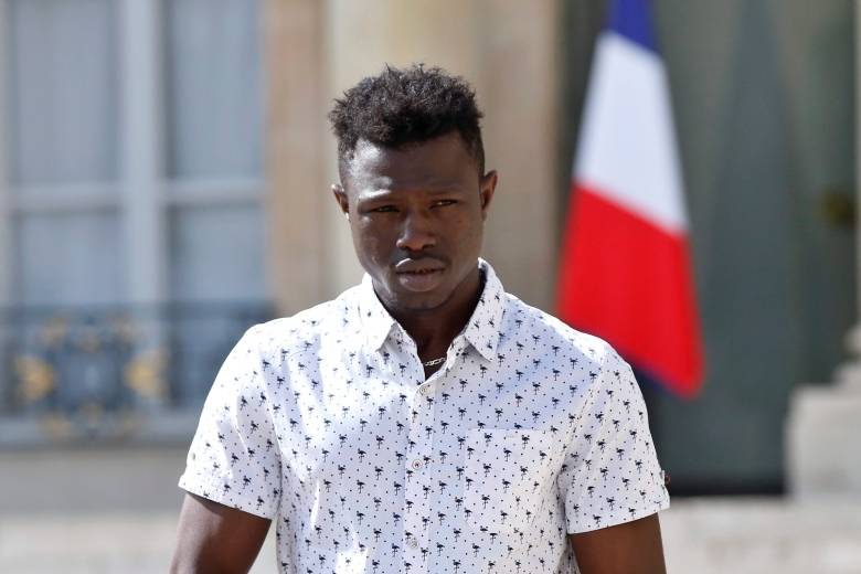 Un Malien sans papiers qui a sauvé un enfant à Paris reçu par Macron post thumbnail image