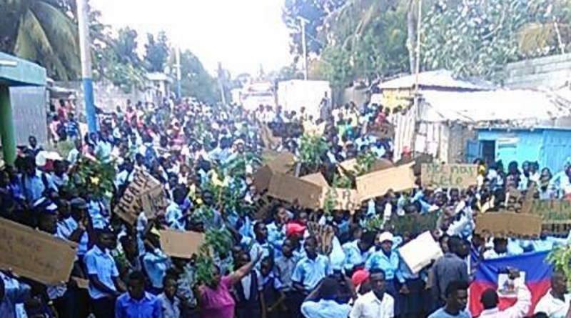 En colère contre le sénateur Onondieu, des élèves du Mole St Nicolas manifestent dans les rues post thumbnail image