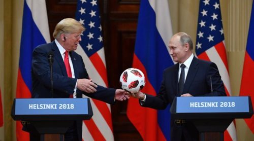 Une puce retrouvée dans le ballon de football que Poutine a offert à Trump post thumbnail image