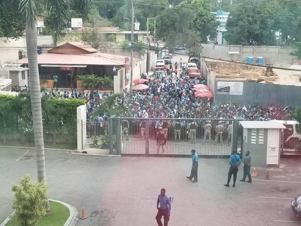 Petrocaribe des écoliers manifestent à nouveau devant l’hôtel Marriott post thumbnail image