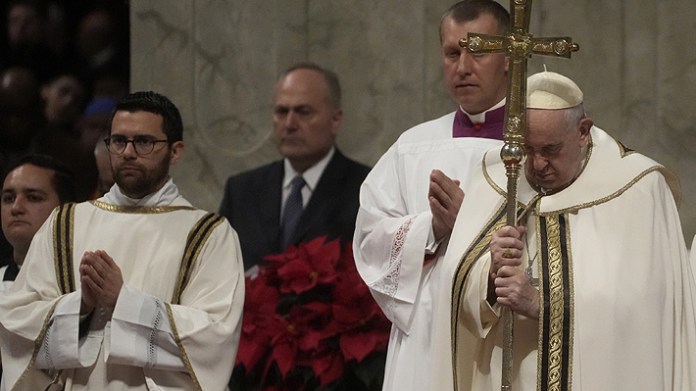 Le pape François célèbre la messe de minuit et dénonce une humanité insatiable de pouvoir et d’argent post thumbnail image