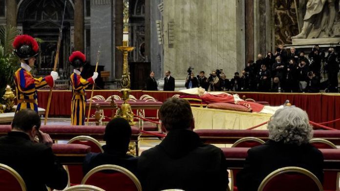 Des milliers de fidèles défilent pour faire leurs adieux à Benoît XVI dans la basilique Saint-Pierre post thumbnail image