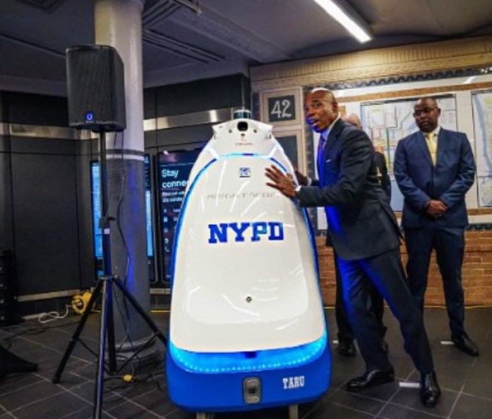 La ville de New York déploie un RoboCop de 190 kg pour patrouiller dans une station de métro post thumbnail image